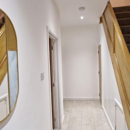 Shm Stays Leicester. Newly Renovated!! 15 Min Drive From City Centre, University. 9 Min Drive To Leicester City Stadium, 5 Min Drive To M1 & M69. 2 Min Walk To Bus Stop. Eksteriør billede