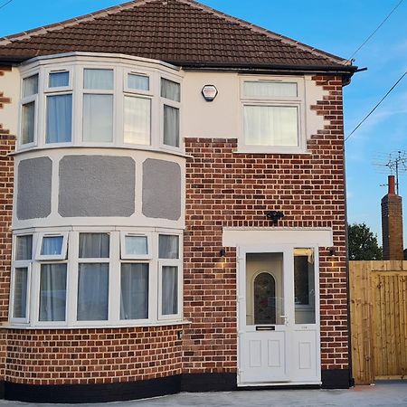 Shm Stays Leicester. Newly Renovated!! 15 Min Drive From City Centre, University. 9 Min Drive To Leicester City Stadium, 5 Min Drive To M1 & M69. 2 Min Walk To Bus Stop. Eksteriør billede