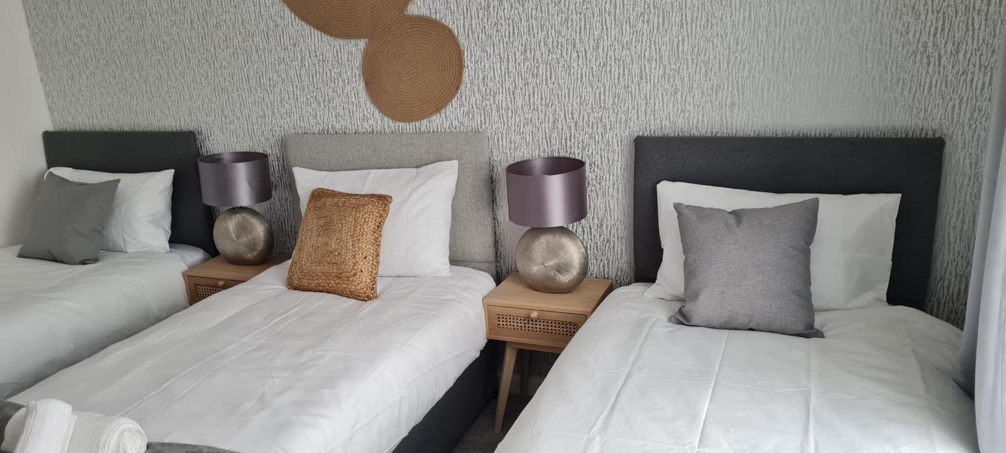 Shm Stays Leicester. Newly Renovated!! 15 Min Drive From City Centre, University. 9 Min Drive To Leicester City Stadium, 5 Min Drive To M1 & M69. 2 Min Walk To Bus Stop. Eksteriør billede
