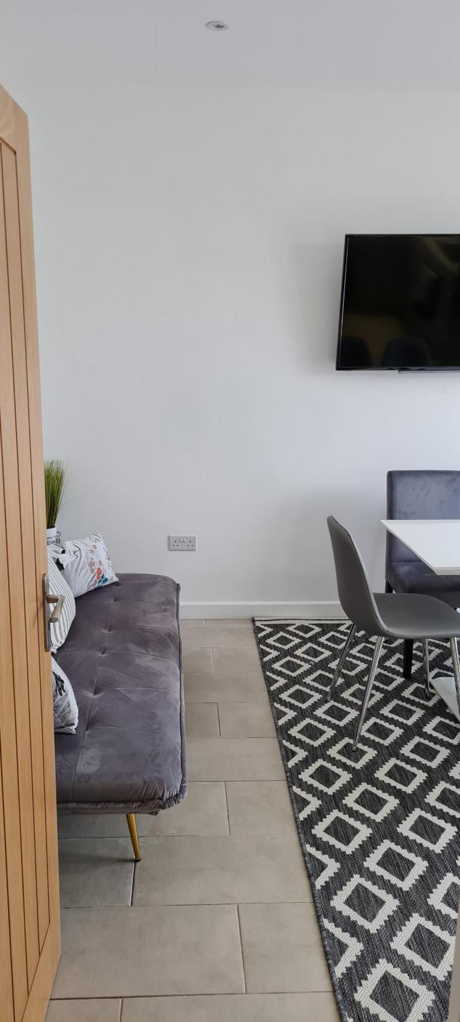 Shm Stays Leicester. Newly Renovated!! 15 Min Drive From City Centre, University. 9 Min Drive To Leicester City Stadium, 5 Min Drive To M1 & M69. 2 Min Walk To Bus Stop. Eksteriør billede